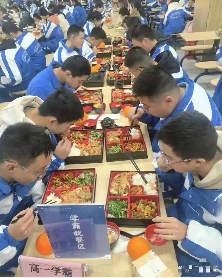 https://media.pincong.rocks/ae278a7c5f1a45d98918246952a78980.jpg?width=717&height=900